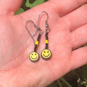 Smiley face earrings 90s